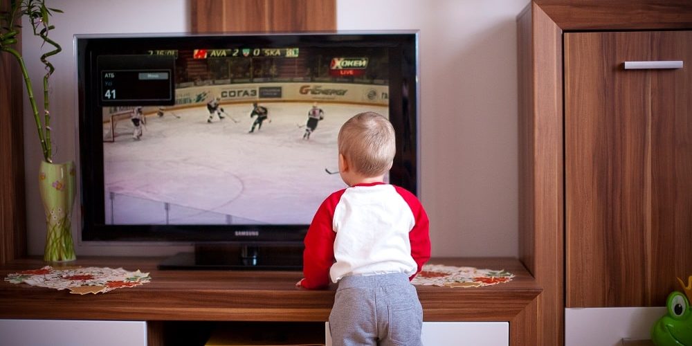 Giù dal passeggino tablet e tv vietati i bimbi crescono sani