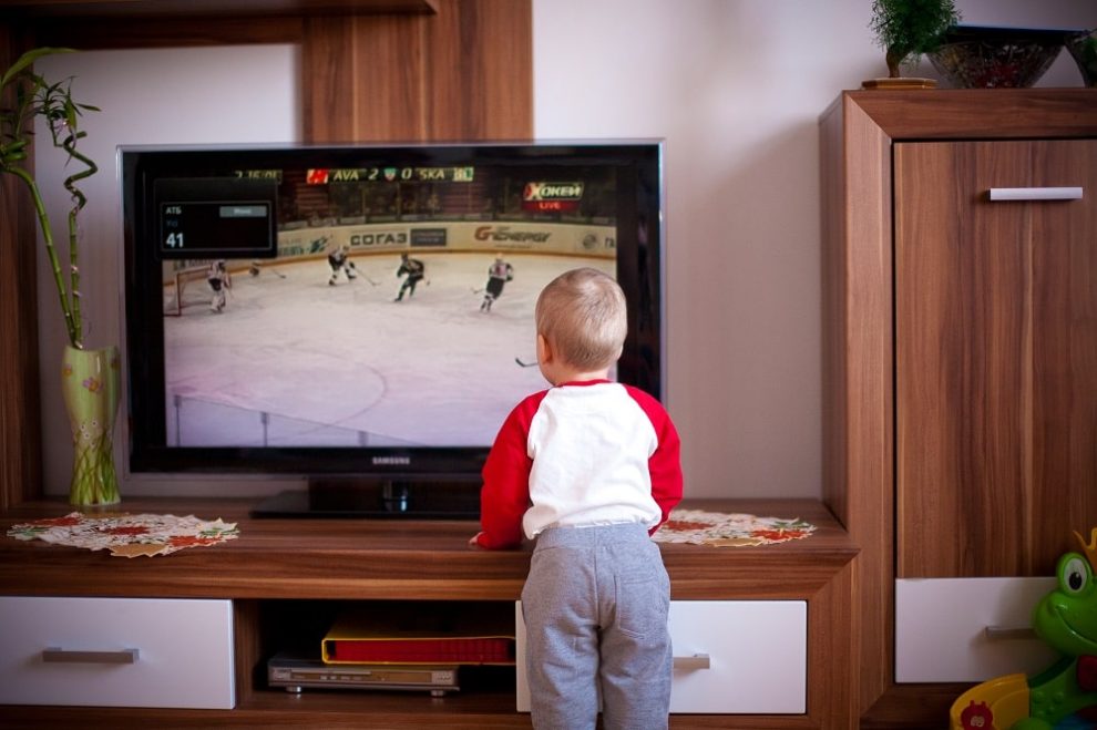 Giù dal passeggino tablet e tv vietati i bimbi crescono sani